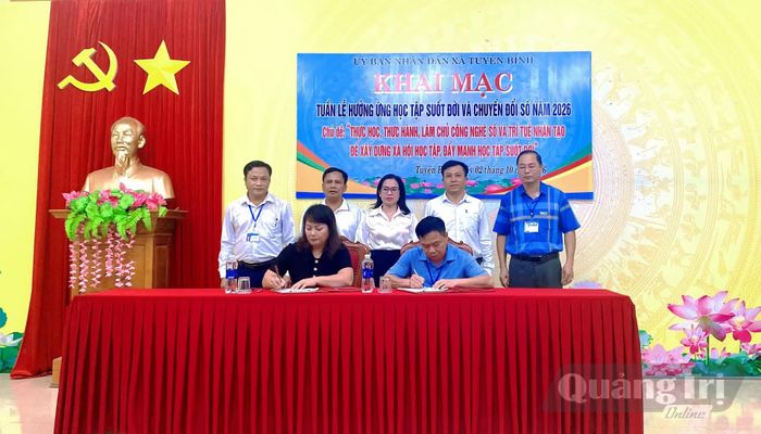 Thư viện tỉnh và các trường tiểu học, THCS trên địa bàn xã Tuyên Bình ký kết chương trình phối hợp phát triển văn hóa đọc - Ảnh: T.L