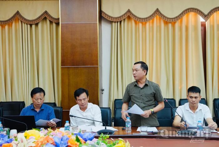 Đại diện lãnh đạo Trung tâm Phát triển quỹ đất tỉnh báo cáo phương án tiếp nhận, quản lý và kế hoạch cho thuê các trụ sở, cơ sở nhà, đất dôi dư đợt 1 - Ảnh: Mỹ Nhị