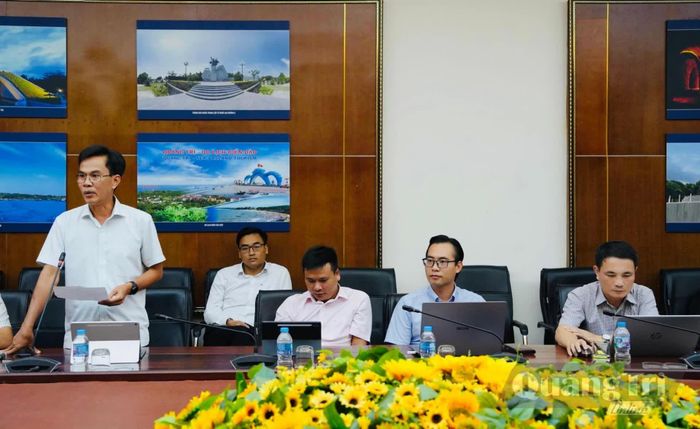Đại diện lãnh đạo phường Nam Đông Hà tham gia ý kiến tại cuộc họp - Ảnh: Mỹ Nhị