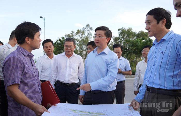 Đồng chí Bùi Hoàng Phương, Chủ tịch UBND tỉnh giao trách nhiệm và mốc thời gian hoàn thành cụ thể cho các đơn vị, địa phương trong giải quyết, tháo gỡ khó khăn, vướng mắc với từng dự án - Ảnh: C.H