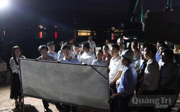 Đoàn công tác của lãnh đạo tỉnh làm việc với các đơn vị, địa phương liên quan ngay tại hiện trường - Ảnh: C.H