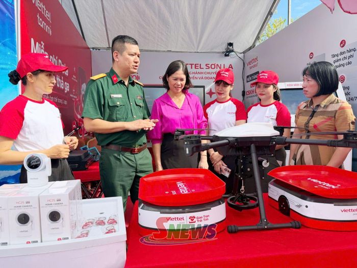 Viettel Sơn La giới thiệu về các thiết bị hiện đại tại Ngày hội đổi mới sáng tạo và chuyển đổi số tỉnh Sơn La năm 2026.