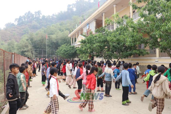 Thể dục giữa giờ của học sinh khối tiểu học.