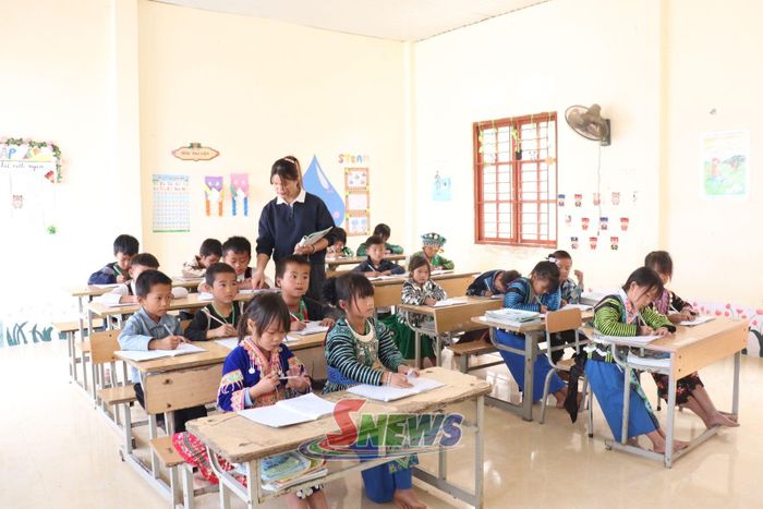 Giờ học của cô và trò điểm trường Lọng Bó, Trường PTDT bán trú TH và THCS Chiềng Công.