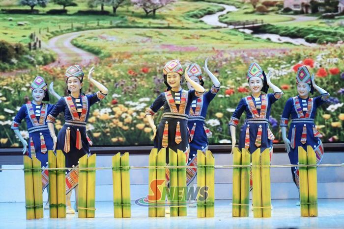 Các diễn viên Phòng Nhà hát ca múa nhạc tỉnh biểu diễn tiết mục múa dân tộc Khơ Mú.