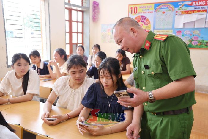 Công an xã Mường Khiêng hướng dẫn học sinh Trường THCS Mường Khiêng 1 phòng chống lừa đảo trên không gian mạng.