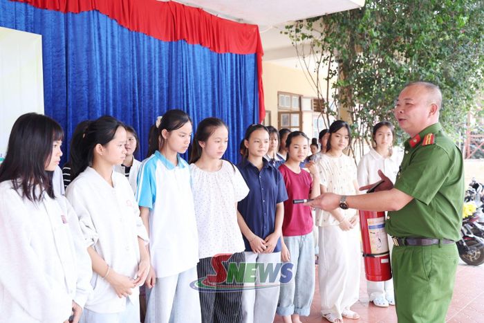Công an xã Mường Khiêng hướng dẫn học sinh Trường THCS Mường Khiêng 1 sử dụng bình chữa cháy.