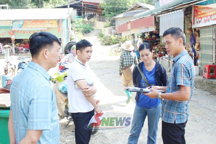 Các lực lượng chức năng xã Mường Bang tuyên truyền các hộ kinh doanh không vi phạm hành lang an toàn giao thông.