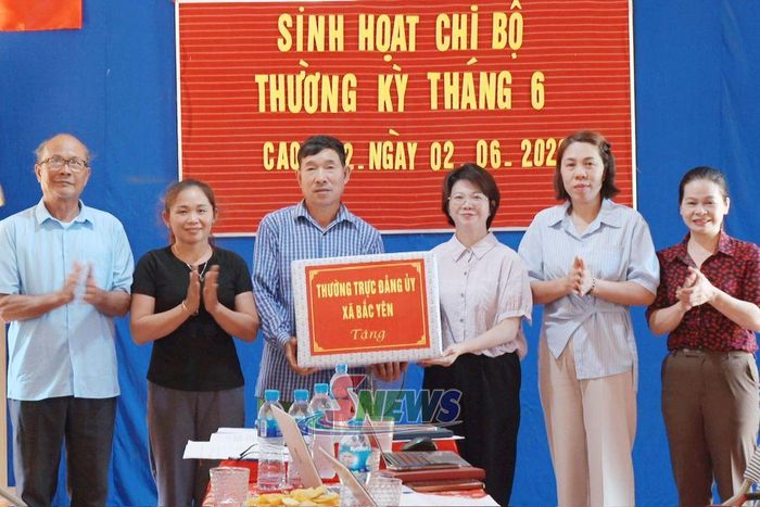 Thường trực Đảng ủy xã Bắc Yên tặng quà Chi bộ bản Cao Đa 2.