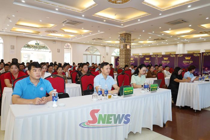 Các đại biểu dự hội nghị.