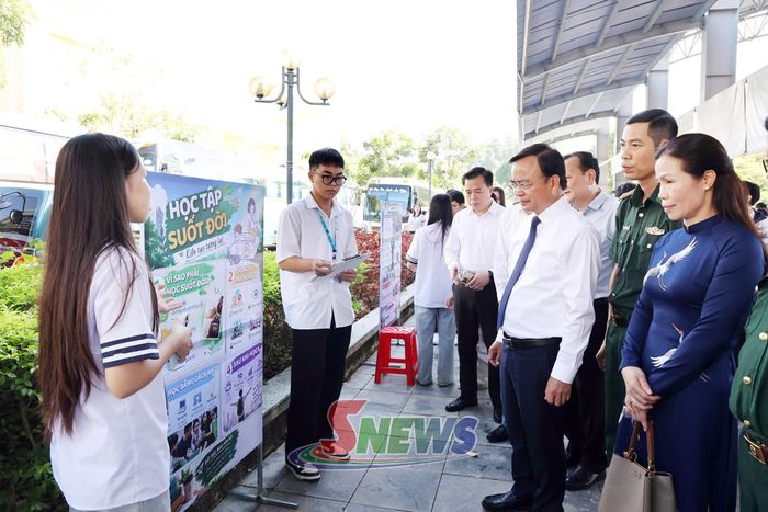 Các đại biểu tham quan sản phẩm sáng kiến hưởng ứng Tuần lễ học tập suốt đời năm 2026.