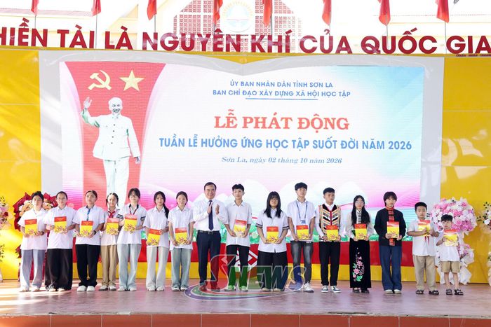 Đồng chí Hà Trung Chiến trao học bổng Tô Hiệu cho các học sinh có hoàn cảnh khó khăn, vượt khó học giỏi.