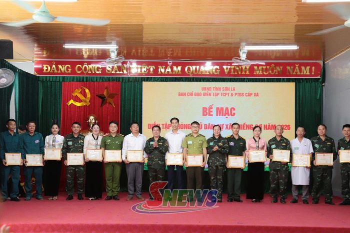 UBND xã Chiềng Sơ tặng giấy khen cho các cá nhân.
