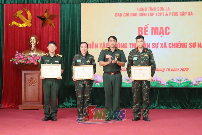 Bộ Chỉ huy Quân sự tỉnh tặng giấy khen cho các tập thể, cá nhân.