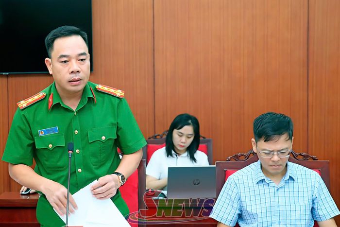 Lãnh đạo Công an tỉnh phát biểu tại phiên họp.