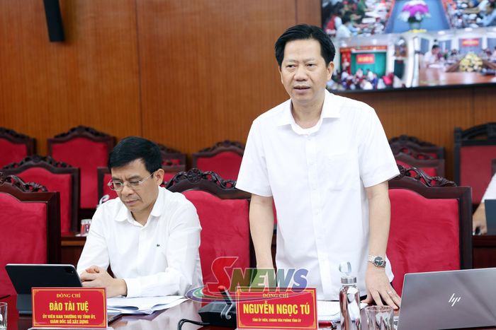 Đồng chí Chánh Văn phòng Tỉnh ủy phát biểu tại hội nghị.