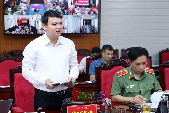 Đồng chí Phó Chủ tịch UBND tỉnh phát biểu tại hội nghị.