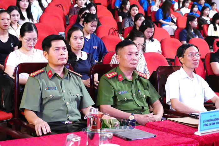 Các đại biểu tham dự hội nghị.