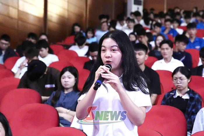 Sinh viên Trường Cao đẳng Sơn La trao đổi về phòng, chống tội phạm.