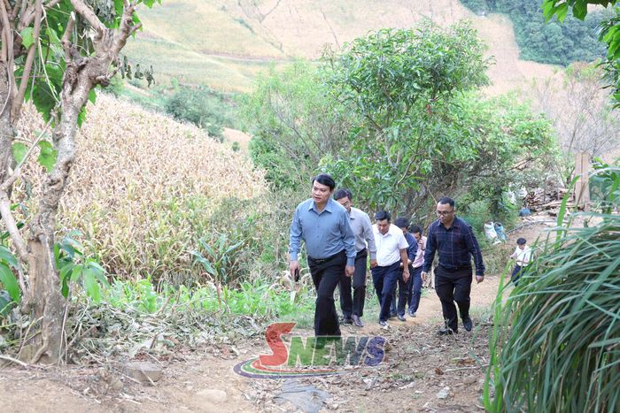 Đoàn công tác kiểm tra thực địa công tác xoá nhà tạm, nhà dột nát trên địa bàn xã Tạ Khoa