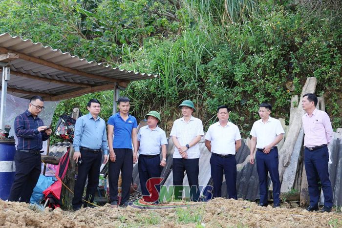 Đoàn công tác kiểm tra thực địa công tác xoá nhà tạm, nhà dột nát tại bản Đèo Chẹn