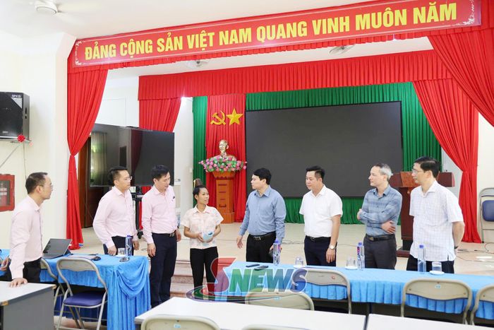 Đồng chí Đặng Ngọc Hậu kiểm tra hoạt động tại điểm giao dịch Ngân hàng Chính sách xã hội trên địa bàn xã Tạ Khoa.