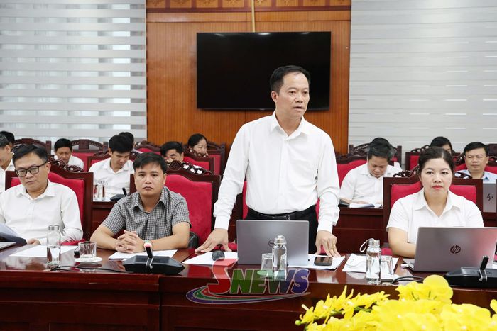 Đồng chí Bí thư Đảng ủy xã Chiềng Mung báo cáo tại hội nghị.