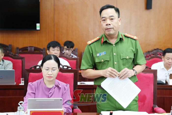 Lãnh đạo Công an tỉnh báo cáo tại hội nghị.