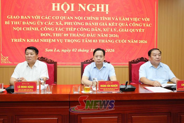Các đồng chí trong Thường trực Tỉnh ủy chủ trì hội nghị.