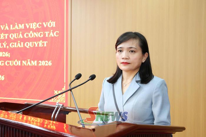 Đồng chí Lường Thị Vân Anh, Ủy viên Ban Thường vụ Tỉnh ủy, Trưởng ban Nội chính Tỉnh ủy, báo cáo tại hội nghị.
