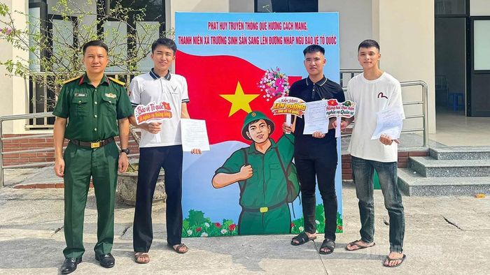 Thanh niên trên địa bàn xã Trường Sinh tình nguyện viết đơn lên đường nhập ngũ.