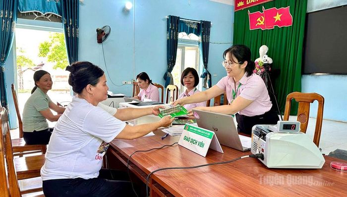 Ngân hàng chính sách xã hội Hà Giang giải ngân vốn cho người dân vay phát triển sản xuất, kinh doanh.