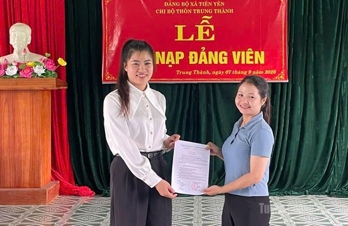 Bí thư Chi bộ thôn Trung Thành, xã Tiên Yên trao Quyết định kết nạp đảng viên mới cho đảng viên Hoàng Thị Hiền.