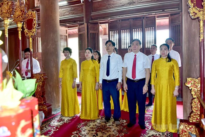 Đoàn công tác Ban Tuyên giáo Tỉnh ủy do đồng chí Nguyễn Lam Sơn, Ủy viên BCH Đảng bộ tỉnh, Phó Trưởng ban Thường trực Ban Tuyên giáo Tỉnh ủy làm Trưởng đoàn tổ chức Lễ dâng hương tưởng nhớ nhân dịp kỷ niệm 106 năm Ngày sinh của đồng chí Tố Hữu.