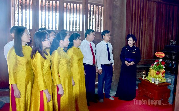Các thành viên đoàn công tác nghe thuyết minh về thân thế, sự nghiệp của đồng chí Tố Hữu.