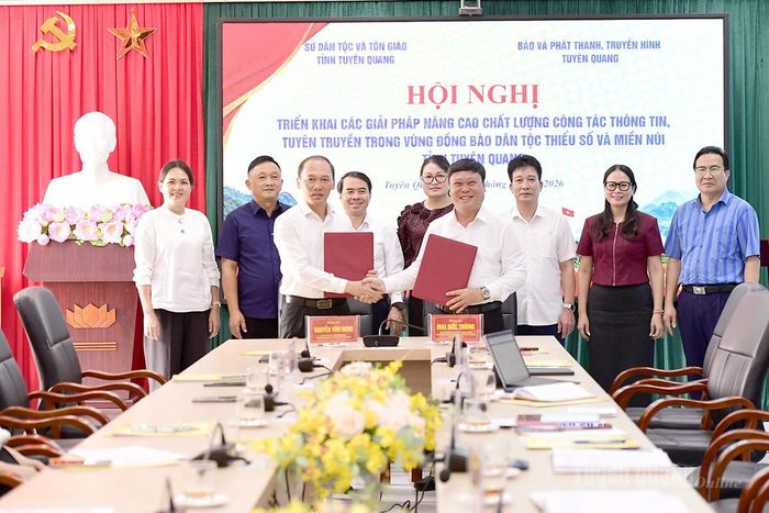 Lãnh đạo Báo và phát thanh, truyền hình Tuyên Quang, Sở Dân tộc và Tôn giáo ký kết tuyên truyền vùng đồng bào Dân tộc thiểu số và miền núi trên địa bàn tỉnh.