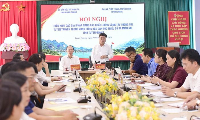 Đồng chí Mai Đức Thông, Ủy viên BCH Đảng bộ tỉnh, Giám đốc Báo và phát thanh, truyền hình Tuyên Quang, Chủ tịch Hội Nhà báo tỉnh phát biểu tại hội nghị.