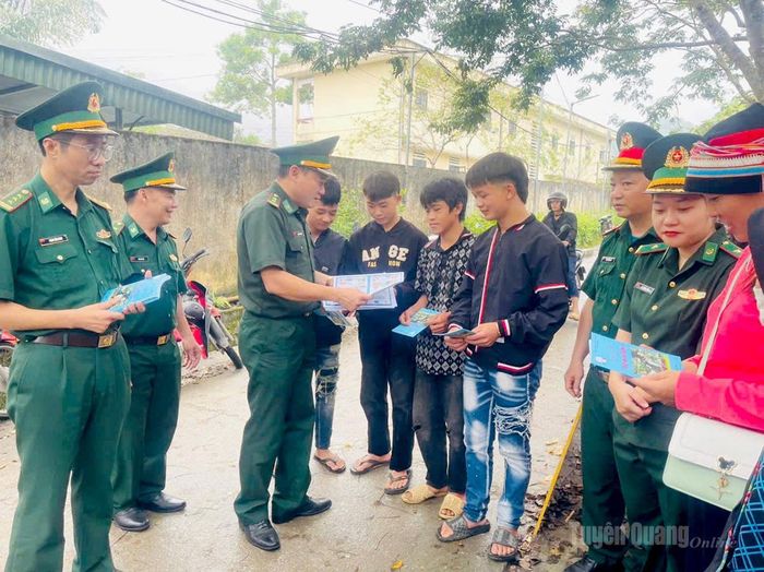 Bộ đội Biên phòng tỉnh Tuyên Quang phát 3.000 tờ rơi, góp phần đưa kiến thức pháp luật đến người dân khu vực biên giới.