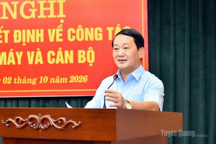 Đồng chí Bí thư Tỉnh ủy Hầu A Lềnh phát biểu giao nhiệm vụ.