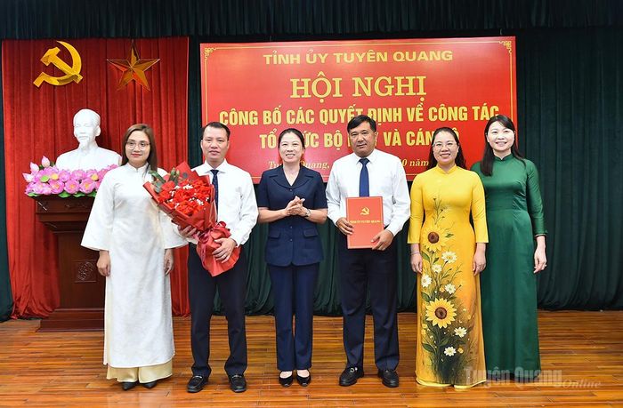 Đồng chí Phó Bí thư Thường trực Tỉnh ủy Lê Thị Kim Dung trao quyết định và tặng hoa các đồng chí Ủy viên Ủy ban Kiểm tra Đảng ủy HĐND tỉnh.