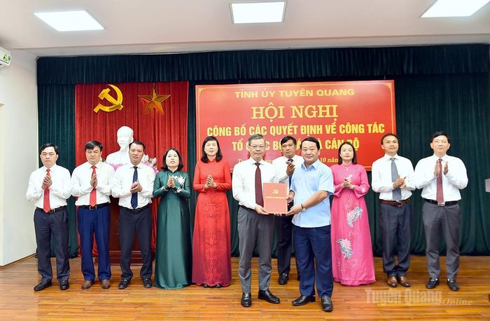 Đồng chí Bí thư Tỉnh ủy Hầu A Lềnh trao Quyết định thí điểm thành lập Đảng bộ HĐND tỉnh cho đồng chí Nguyễn Văn Sơn, Chủ tịch HĐND tỉnh.