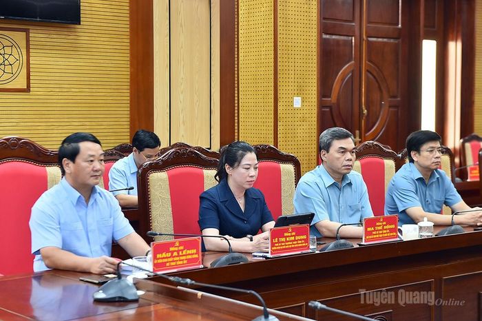 Các đồng chí Thường trực Tỉnh ủy và đại biểu dự hội nghị.