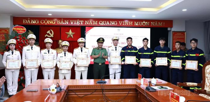 Thiếu tướng Nguyễn Đức Thuận, Giám đốc Công an tỉnh trao Giấy khen cho các tập thể, cá nhân có thành tích xuất sắc trong công tác phòng cháy, chữa cháy và cứu nạn, cứu hộ.