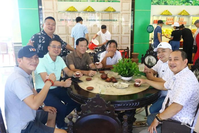 Thưởng trà, một nét đẹp văn hóa truyền thống của người Việt.