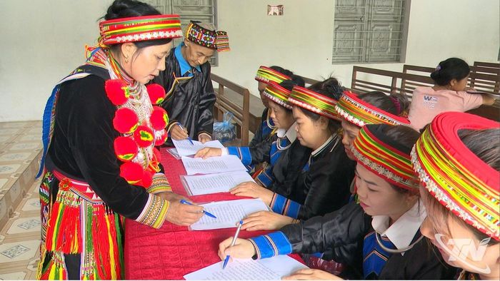 Các lớp truyền dạy hát Páo Dung do địa phương tổ chức thu hút đông đảo người dân tham gia.
