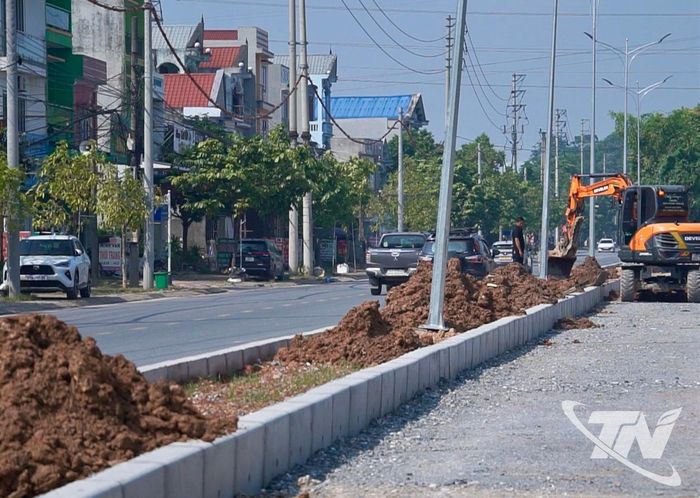 Dự án đường Cách mạng Tháng Mười, làn phía Bắc, phường Bách Quang, đang được đẩy nhanh tiến độ thi công.