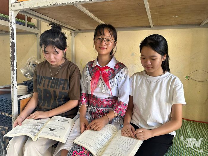 Dương Minh Song (giữa) cùng các bạn đọc sách tại phòng ở.