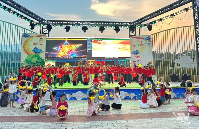 Thiếu nhi phường Bắc Kạn tham gia hoạt động văn nghệ sau giờ học.