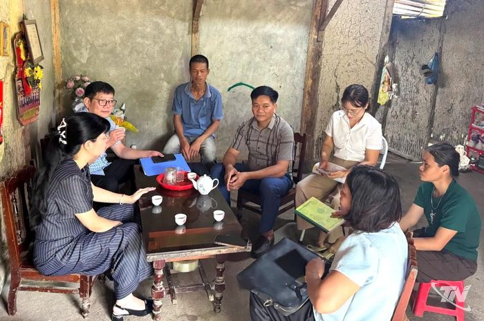 Lãnh đạo Liên minh Hợp tác xã tỉnh khảo sát thực tế tại hộ nghèo xã Định Hóa để có phương án hỗ trợ cho bà con thoát nghèo.