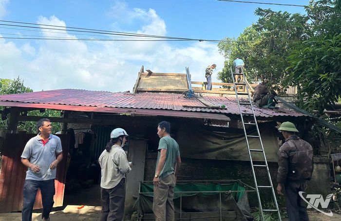 Được sự hỗ trợ của Nhà nước, cuối tháng 9 vừa qua, hộ dân có hoàn cảnh khó khăn của xã Nghĩa Tá đã tháo dỡ nhà tạm để xây dựng ngôi nhà mới khang trang hơn.